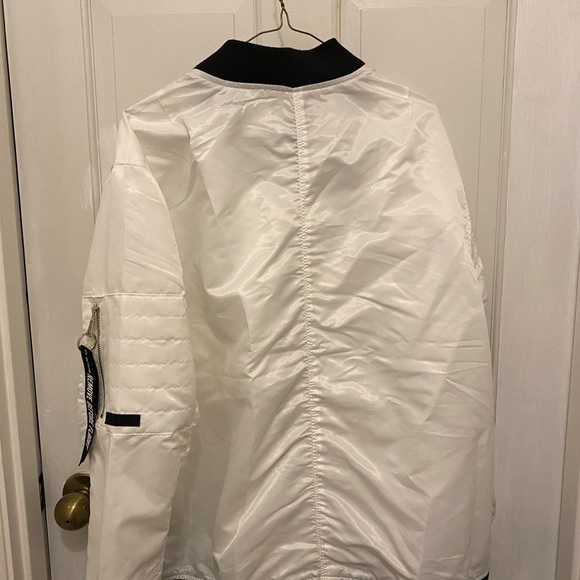 Mens light weight jacket with lining . - Picture 5 of 7